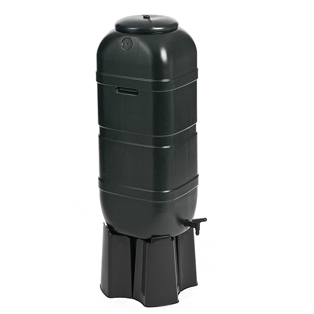 Schmale schwarze 100-Liter-Regentonne auf vierteiligem Ständer